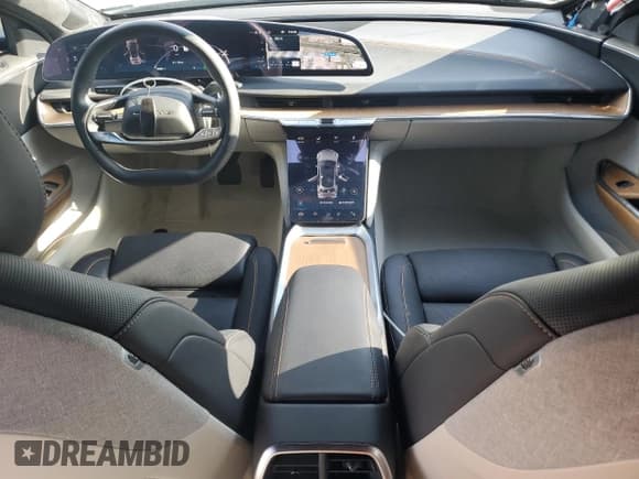 ✅ 2024 Lucid Air Pure • VIN: 50EA1PGA6RA002721 • Lot: 68620945. Wystawiony na Copart z przebiegiem 15 233 mil. Bezpłatny archiwum sprzedaży aukcyjnych z USA i szczegółowy raport historii pojazdu na DreamBid. Zdjęcie 8.