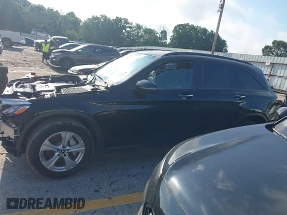 ✅ 2018 Mercedes-Benz GLC 300 • VIN: WDC0G4JB8JV086823 • Lot: 42338203. Wystawiony na IAAI z przebiegiem 114 000 mil. Bezpłatny archiwum sprzedaży aukcyjnych z USA i szczegółowy raport historii pojazdu na DreamBid. Zdjęcie 14.