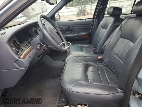 ✅ 2002 Ford Crown Victoria LX • VIN: 2FAFP74W62X107951 • Лот: 58202135. Опубликован ранее на Copart с пробегом 118 197 миль. Бесплатный доступ к архиву аукционных продаж из США и подробный отчёт об истории автомобиля на DreamBid. Изображение 7.