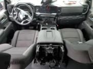 ✅ 2022 Chevrolet Silverado 1500 LT Trail Boss • VIN: 3GCUDFET1NG646193 • Lot: 62421255. Wystawiony na Copart z przebiegiem 32 343 mil. Bezpłatny archiwum sprzedaży aukcyjnych z USA i szczegółowy raport historii pojazdu na DreamBid. Zdjęcie 8.