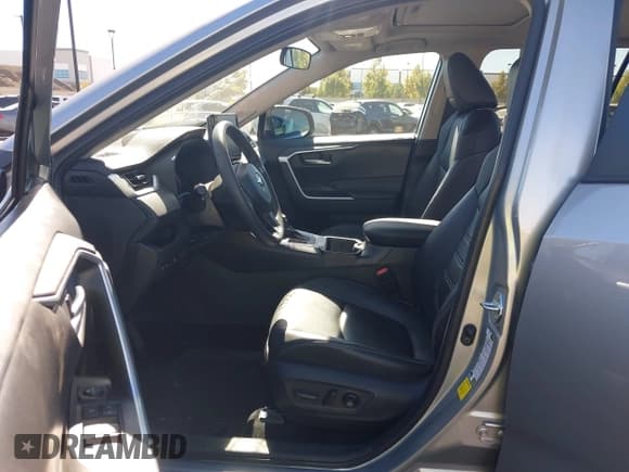 ✅ 2024 Toyota RAV4 XLE Premium • VIN: 2T3C1RFV0RC262211 • Лот: 43577824. Опубликован ранее на IAAI с пробегом 20 551 миль. Бесплатный доступ к архиву аукционных продаж из США и подробный отчёт об истории автомобиля на DreamBid. Изображение 5.