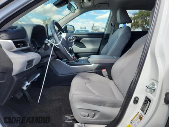 ✅ 2023 Toyota Highlander Hybrid LE • VIN: 5TDZARAH2PS022120 • Lot: 84064675. Wystawiony na Copart z przebiegiem 21 423 mil. Bezpłatny archiwum sprzedaży aukcyjnych z USA i szczegółowy raport historii pojazdu na DreamBid. Zdjęcie 7.