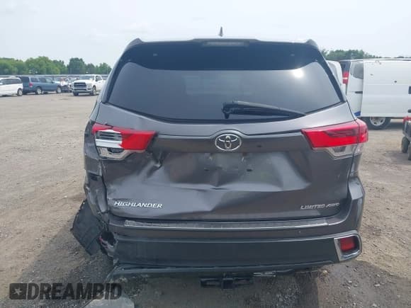 ✅ 2018 Toyota Highlander Limited • VIN: 5TDDZRFHXJS869860 • Lot: 42481411. Wystawiony na IAAI z przebiegiem 149 353 mil. Bezpłatny archiwum sprzedaży aukcyjnych z USA i szczegółowy raport historii pojazdu na DreamBid. Zdjęcie 17.