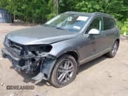 ✅ 2015 Volkswagen Touareg Sport • VIN: WVGEF9BP4FD007954 • Lot: 42437323. Wystawiony na IAAI z przebiegiem 152 654 mil. Bezpłatny archiwum sprzedaży aukcyjnych z USA i szczegółowy raport historii pojazdu na DreamBid. Zdjęcie 2.