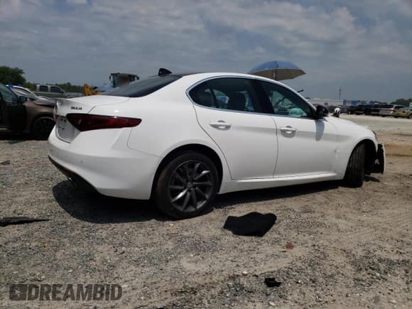 ✅ 2018 Alfa Romeo Giulia • VIN: ZARFAEDN5J7572982 • Lot: 67327505. Wystawiony na Copart z przebiegiem 73 733 mil. Bezpłatny archiwum sprzedaży aukcyjnych z USA i szczegółowy raport historii pojazdu na DreamBid. Zdjęcie 3.