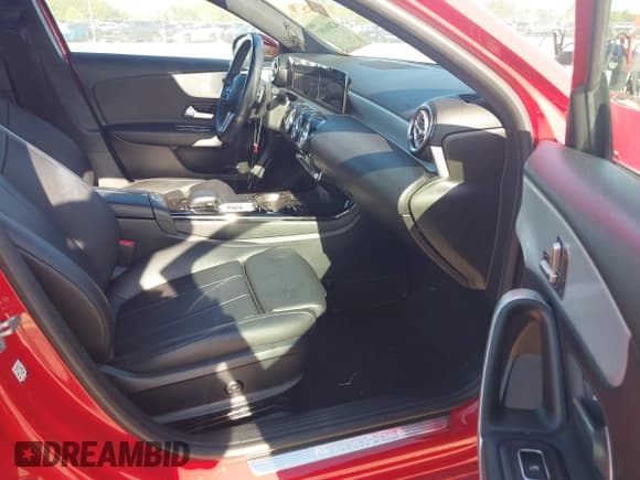 ✅ 2019 Mercedes-Benz A 220 • VIN: WDD3G4EB0KW020507 • Lot: 42896987. Wystawiony na IAAI z przebiegiem 107 363 mil. Bezpłatny archiwum sprzedaży aukcyjnych z USA i szczegółowy raport historii pojazdu na DreamBid. Zdjęcie 5.