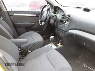 2011 Chevrolet Aveo 1LT z VIN KL1TD5DE2BB124564, wystawiony jako IAAI lot #41388512 z przebiegiem 109 833 mil mil oraz . Historia ofert i sprzedaży dostępna na DreamBid. Obrazek 5.