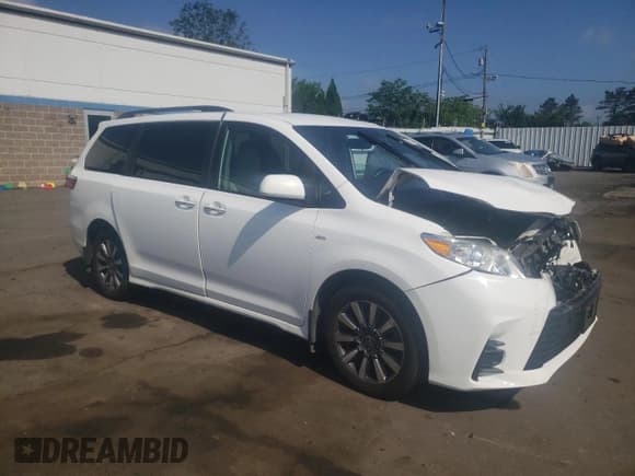 ✅ 2020 Toyota Sienna LE • VIN: 5TDJZ3DC8LS244917 • Lot: 61485155. Wystawiony na Copart z przebiegiem 44 505 mil. Bezpłatny archiwum sprzedaży aukcyjnych z USA i szczegółowy raport historii pojazdu na DreamBid. Zdjęcie 4.