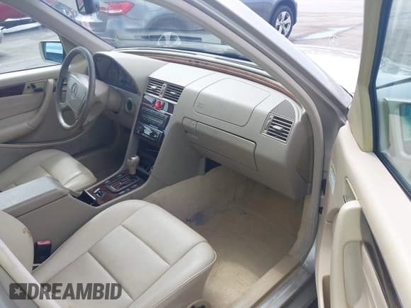 ✅ 1998 Mercedes-Benz C 230/260/280/320 • VIN: WDBHA23G1WA627408 • Lot: 42691561. Wystawiony na IAAI z przebiegiem 106 277 mil. Bezpłatny archiwum sprzedaży aukcyjnych z USA i szczegółowy raport historii pojazdu na DreamBid. Zdjęcie 5.