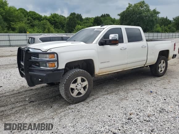 ✅ 2015 Chevrolet Silverado 2500HD LTZ • VIN: 1GC1KWE84FF587907 • Lot: 63983895. Listed on Copart with 264,543 mi. Free auction sales archive from the USA and detailed vehicle history report at DreamBid. Image 1.