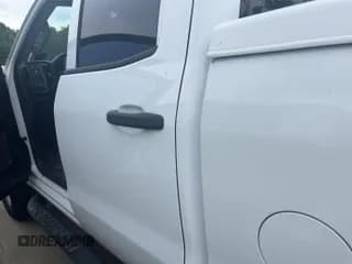 ✅ 2018 Chevrolet Silverado 2500HD Work Truck • VIN: 1GC2KUEG2JZ318392 • Lot: 42521050. Wystawiony na IAAI z przebiegiem 136 854 mil. Bezpłatny archiwum sprzedaży aukcyjnych z USA i szczegółowy raport historii pojazdu na DreamBid. Zdjęcie 1.