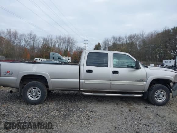 ✅ 2005 Chevrolet Silverado 2500HD Work Truck • VIN: 1GCHK23245F965938 • Lot: 43677906. Wystawiony na IAAI z przebiegiem 238 789 mil. Bezpłatny archiwum sprzedaży aukcyjnych z USA i szczegółowy raport historii pojazdu na DreamBid. Zdjęcie 13.