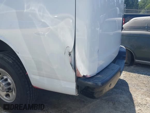 ✅ 2018 Chevrolet Express Cargo • VIN: 1GCWGAFP7J1343433 • Lot: 42780602. Wystawiony na IAAI z przebiegiem 121 170 mil. Bezpłatny archiwum sprzedaży aukcyjnych z USA i szczegółowy raport historii pojazdu na DreamBid. Zdjęcie 20.