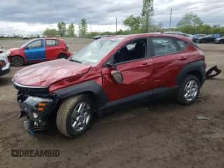 2024 Hyundai Kona SE z VIN KM8HACAB5RU118922, wystawiony jako Copart lot #57245735 z przebiegiem 15 079 mil mil oraz Nie do naprawy • Non repairable. Historia ofert i sprzedaży dostępna na DreamBid. Obrazek 1.
