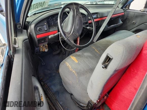 ✅ 1993 Ford F-250 • VIN: 1FTHX26H8PKB89034 • Lot: 84557435. Wystawiony na Copart z przebiegiem Nie podano. Bezpłatny archiwum sprzedaży aukcyjnych z USA i szczegółowy raport historii pojazdu na DreamBid. Zdjęcie 8.