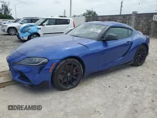 ✅ 2023 Toyota Supra 3.0 • VIN: WZ1DB0G08PW061526 • Лот: 61642655. Опубликован ранее на Copart с пробегом 11 279 миль. Бесплатный доступ к архиву аукционных продаж из США и подробный отчёт об истории автомобиля на DreamBid. Изображение 1.