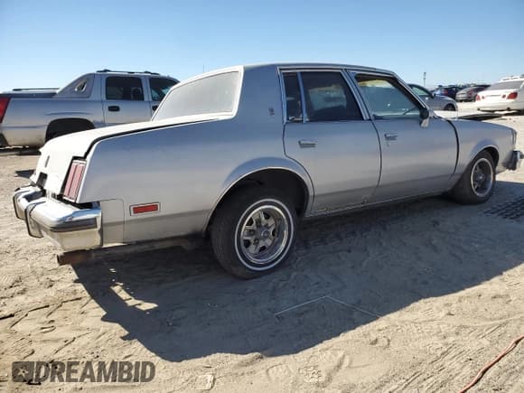 ✅ 1984 Oldsmobile Cutlass Supreme • VIN: 1G3AR69A7EM484256 • Lot: 49709405. Wystawiony na Copart z przebiegiem 437 399 mil. Bezpłatny archiwum sprzedaży aukcyjnych z USA i szczegółowy raport historii pojazdu na DreamBid. Zdjęcie 3.