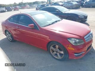 ✅ 2013 Mercedes-Benz C 250 • VIN: WDDGJ4HB0DF977768 • Lot: 41521807. Wystawiony na IAAI z przebiegiem Nie podano. Bezpłatny archiwum sprzedaży aukcyjnych z USA i szczegółowy raport historii pojazdu na DreamBid. Zdjęcie 1.