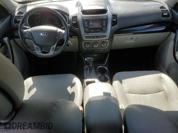 ✅ 2015 Kia Sorento LX • VIN: 5XYKT3A67FG632937 • Lot: 90300625. Wystawiony na Copart z przebiegiem 140 886 mil. Bezpłatny archiwum sprzedaży aukcyjnych z USA i szczegółowy raport historii pojazdu na DreamBid. Zdjęcie 8.