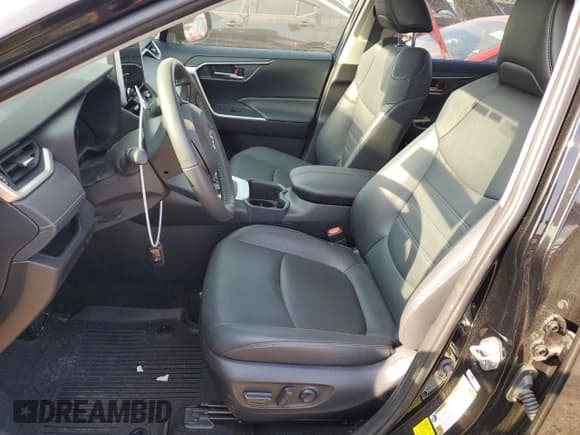 ✅ 2023 Toyota RAV4 Hybrid XLE Premium • VIN: JTMB6RFV2PD109688 • Lot: 67802204. Wystawiony na Copart z przebiegiem 28 345 mil. Bezpłatny archiwum sprzedaży aukcyjnych z USA i szczegółowy raport historii pojazdu na DreamBid. Zdjęcie 7.