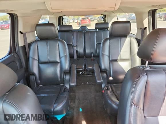 ✅ 2011 Chevrolet Suburban LT • VIN: 1GNSCJE01BR101021 • Lot: 92503235. Wystawiony na Copart z przebiegiem 238 000 mil. Bezpłatny archiwum sprzedaży aukcyjnych z USA i szczegółowy raport historii pojazdu na DreamBid. Zdjęcie 10.