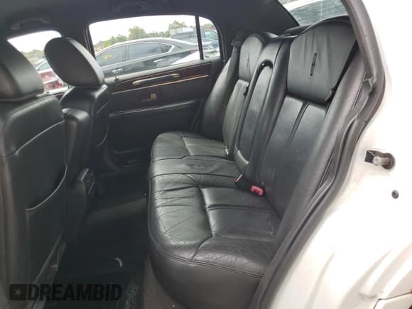 ✅ 2011 Lincoln Town Car Signature Limited • VIN: 2LNBL8CV4BX757294 • Lot: 69808014. Listed on Copart with 159,069 mi. Free auction sales archive from the USA and detailed vehicle history report at DreamBid. Image 11.