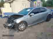 2020 Toyota Camry Hybrid LE z VIN 4T1C31AK0LU524185, wystawiony jako IAAI lot #43334178 z przebiegiem 241 680 mil mil oraz . Historia ofert i sprzedaży dostępna na DreamBid. Obrazek 2.