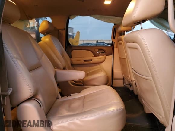 ✅ 2010 Chevrolet Suburban LTZ • VIN: 1GNUCKE09AR245753 • Lot: 78517074. Wystawiony na Copart z przebiegiem 242 196 mil. Bezpłatny archiwum sprzedaży aukcyjnych z USA i szczegółowy raport historii pojazdu na DreamBid. Zdjęcie 11.