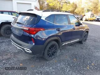 ✅ 2022 Kia Seltos Nightfall • VIN: KNDEUCA21N7252530 • Lot: 43569598. Wystawiony na IAAI z przebiegiem 69 433 mil. Bezpłatny archiwum sprzedaży aukcyjnych z USA i szczegółowy raport historii pojazdu na DreamBid. Zdjęcie 4.