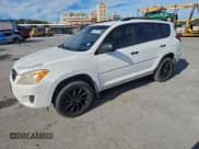 ✅ 2010 Toyota RAV4 • VIN: JTMZF4DVXAD017255 • Лот: 94370015. Опубликован ранее на Copart с пробегом 228 465 миль. Бесплатный доступ к архиву аукционных продаж из США и подробный отчёт об истории автомобиля на DreamBid. Изображение 1.