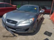 ✅ 2010 Hyundai Genesis Coupe Track • VIN: KMHHU6KHXAU004110 • Lot: 42754734. Wystawiony na IAAI z przebiegiem 176 668 mil. Bezpłatny archiwum sprzedaży aukcyjnych z USA i szczegółowy raport historii pojazdu na DreamBid. Zdjęcie 2.