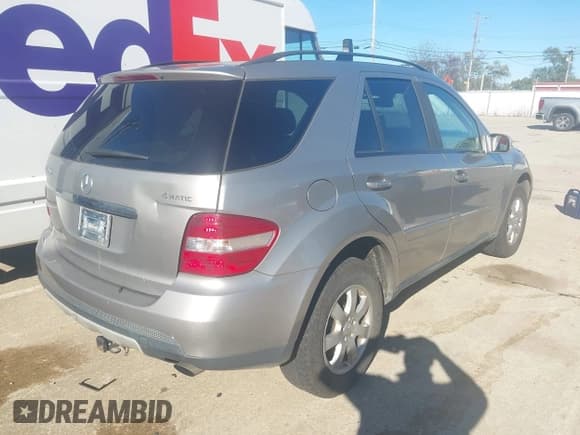 ✅ 2007 Mercedes-Benz M 350 • VIN: 4JGBB86E57A255909 • Lot: 43496317. Listed on IAAI with 242,482 mi. Free auction sales archive from the USA and detailed vehicle history report at DreamBid. Image 4.