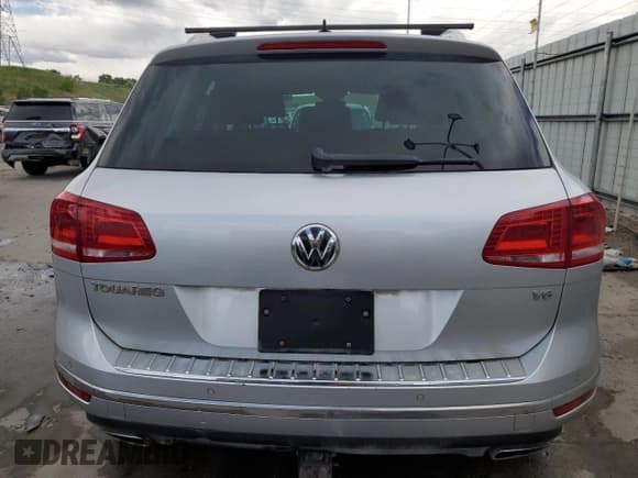 ✅ 2016 Volkswagen Touareg Sport • VIN: WVGEF9BP0GD009332 • Lot: 60335055. Listed on Copart with 179,590 mi. Free auction sales archive from the USA and detailed vehicle history report at DreamBid. Image 6.
