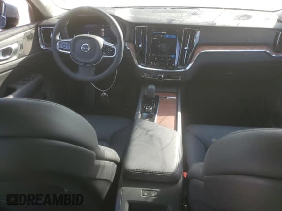 ✅ 2024 Volvo V60 Plus • VIN: YV4L12WY1R2137899 • Lot: 77165464. Wystawiony na Copart z przebiegiem 4 457 mil. Bezpłatny archiwum sprzedaży aukcyjnych z USA i szczegółowy raport historii pojazdu na DreamBid. Zdjęcie 8.
