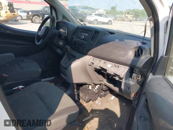 2015 Chevrolet City Express Cargo LS z VIN 3N63M0YN0FK701430, wystawiony jako IAAI lot #42425837 z przebiegiem 109 938 mil mil oraz . Historia ofert i sprzedaży dostępna na DreamBid. Obrazek 5.