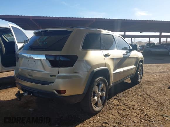 ✅ 2011 Jeep Grand Cherokee Laredo • VIN: 1J4RR4GG4BC585572 • Lot: 43600406. Listed on IAAI with 125,125 mi. Free auction sales archive from the USA and detailed vehicle history report at DreamBid. Image 4.