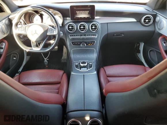 ✅ 2018 Mercedes-Benz C 300 • VIN: WDDWJ4KB5JF720718 • Lot: 71013555. Wystawiony na Copart z przebiegiem 66 747 mil. Bezpłatny archiwum sprzedaży aukcyjnych z USA i szczegółowy raport historii pojazdu na DreamBid. Zdjęcie 8.