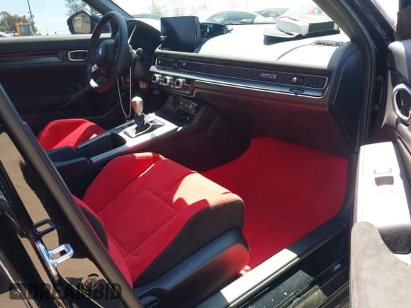 ✅ 2025 Honda Civic Type R • VIN: JHMFL5G49SX001468 • Lot: 42688665. Listed on IAAI with 3,869 mi. Free auction sales archive from the USA and detailed vehicle history report at DreamBid. Image 5.