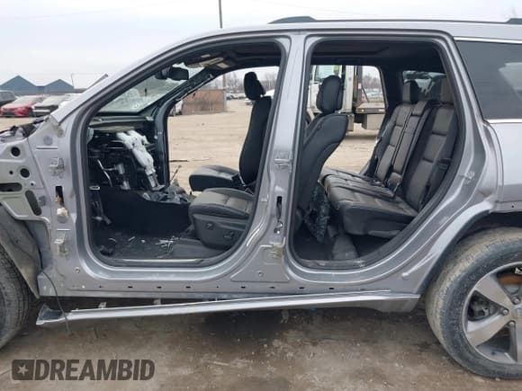 ✅ 2015 Jeep Grand Cherokee Overland • VIN: 1C4RJFCG1FC894789 • Lot: 38811798. Listed on IAAI with Not provided. Free auction sales archive from the USA and detailed vehicle history report at DreamBid. Image 14.