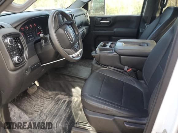 ✅ 2023 GMC Sierra 2500HD Pro • VIN: 1GT49LE74PF129445 • Lot: 54056445. Wystawiony na Copart z przebiegiem 74 143 mil. Bezpłatny archiwum sprzedaży aukcyjnych z USA i szczegółowy raport historii pojazdu na DreamBid. Zdjęcie 7.