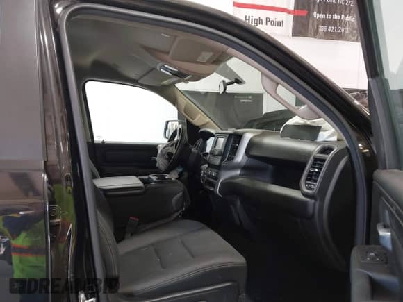 2019 Ram 1500 Tradesman z VIN 1C6SRFCT6KN570492, wystawiony jako IAAI lot #42813379 z przebiegiem 75 107 mil mil oraz . Historia ofert i sprzedaży dostępna na DreamBid. Obrazek 5.