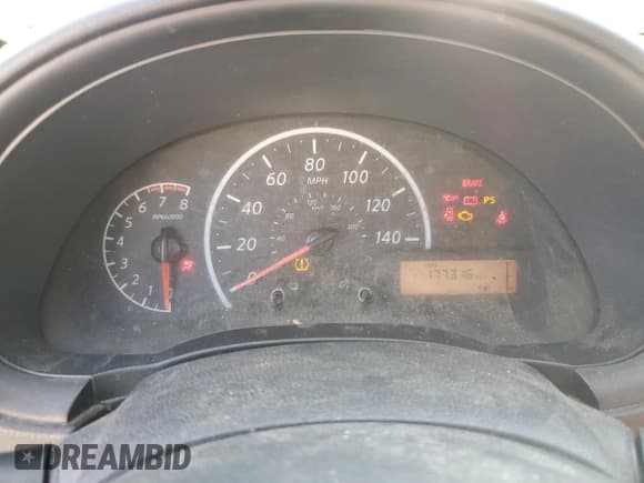 ✅ 2018 Nissan Versa S • VIN: 3N1CN7APXJL830317 • Lot: 81645334. Wystawiony na Copart z przebiegiem 177 316 mil. Bezpłatny archiwum sprzedaży aukcyjnych z USA i szczegółowy raport historii pojazdu na DreamBid. Zdjęcie 9.