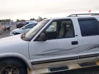 1998 Chevrolet Blazer LS z VIN 1GNCS13WXW2105288, wystawiony jako IAAI lot #43427444 z przebiegiem 260 347 mil mil oraz . Historia ofert i sprzedaży dostępna na DreamBid. Obrazek 6.