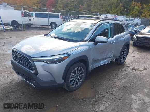 ✅ 2022 Toyota Corolla Cross XLE • VIN: 7MUDAABG9NV043082 • Лот: 43590647. Опубликован ранее на IAAI с пробегом 31 720 миль. Бесплатный доступ к архиву аукционных продаж из США и подробный отчёт об истории автомобиля на DreamBid. Изображение 2.