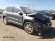 2013 Volkswagen Tiguan SE z VIN WVGAV7AX7DW018388, wystawiony jako Copart lot #56188045 z przebiegiem 98 066 mil mil oraz Szkoda całkowita • Salvage title. Historia ofert i sprzedaży dostępna na DreamBid. Obrazek 4.