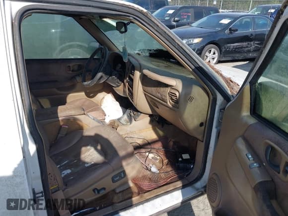 ✅ 1999 Chevrolet Blazer LS • VIN: 1GNCS13W9X2130068 • Лот: 41898280. Опубликован ранее на IAAI с пробегом 171 764 миль. Бесплатный доступ к архиву аукционных продаж из США и подробный отчёт об истории автомобиля на DreamBid. Изображение 5.