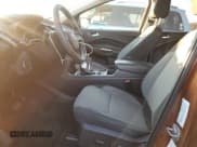 ✅ 2017 Ford Escape SE • VIN: 1FMCU9GD3HUA97743 • Lot: 93343405. Wystawiony na Copart z przebiegiem 206 324 mil. Bezpłatny archiwum sprzedaży aukcyjnych z USA i szczegółowy raport historii pojazdu na DreamBid. Zdjęcie 7.