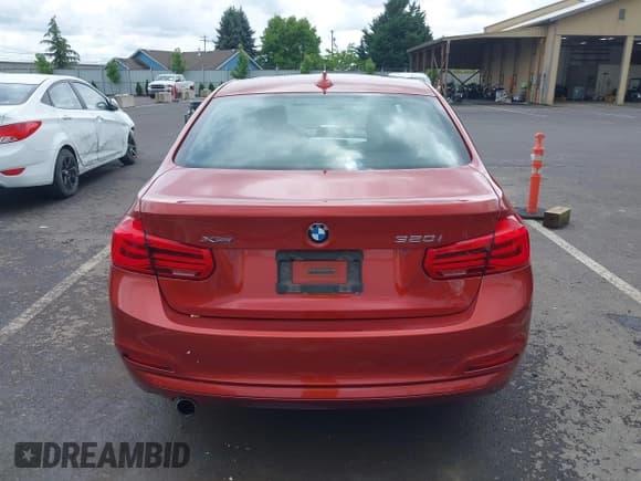 ✅ 2018 BMW 3 Series 320i xDrive • VIN: WBA8E5G51JNU45898 • Лот: 42246037. Опубликован ранее на IAAI с пробегом 73 040 миль. Бесплатный доступ к архиву аукционных продаж из США и подробный отчёт об истории автомобиля на DreamBid. Изображение 16.