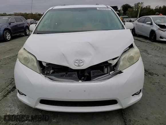 ✅ 2011 Toyota Sienna XLE • VIN: 5TDYK3DC9BS096794 • Lot: 90265235. Listed on Copart with 264,117 mi. Free auction sales archive from the USA and detailed vehicle history report at DreamBid. Image 14.
