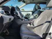 ✅ 2023 Toyota Highlander Hybrid Platinum • VIN: 5TDEBRCH4PS122373 • Lot: 91297405. Wystawiony na Copart z przebiegiem 32 673 mil. Bezpłatny archiwum sprzedaży aukcyjnych z USA i szczegółowy raport historii pojazdu na DreamBid. Zdjęcie 7.